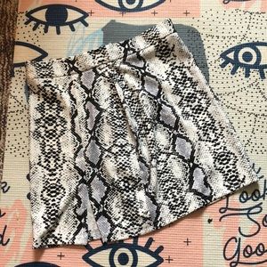 Snack skin skirt with slit